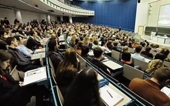 Зарплаты преподавателей в вузах повысят примерно на 30-50%